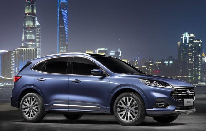 Khi thiết kế mẫu  xe Ford Escape mới, hãng xe Mỹ quyết định tách mẫu SUV thành hai phương tiện riêng biệt. Escape, mẫu SUV có thiết kế mềm mại hơn, dành cho khách hàng phổ thông, trong khi Baby Bronco được Ford mong chờ nhiều hơn sẽ dùng chung nền tảng nhưng hướng tới khách hàng muốn thứ gì đó hầm hố hơn.