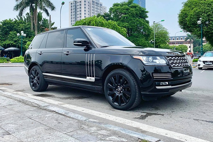 Mẫu  xe Range Rover Autobiography là dòng SUV cỡ lớn hạng sang được rất nhiều đại gia Việt ưa chuộng, đặc biệt là phiên bản trục cơ sở kéo dài (LWB) với không gian khoang sau rộng và thoải mái hơn. Phiên bản trục cơ sở kéo dài của dòng xe Range Rover được giới thiệu lần đầu tiên vào năm 2013 và trở thành mẫu xe đắt nhất của Land Rover thời điểm đó.