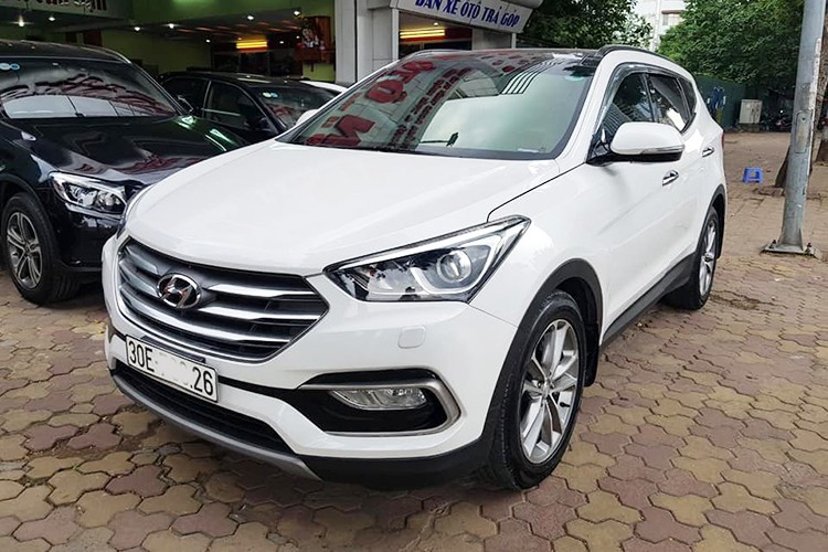 Sau khi nhà phân phối Hyundai tại Việt Nam (TC Motor) ngừng bán mẫu  xe Hyundai SantaFe đời cũ và được thay thế bằng phiên bản mới nhất tại thị trường Việt, những tường những phiên bản cũ của mẫu xe này ít được người dùng quan tâm - tuy nhiên có vẻ như không hẳn như vậy, thậm chí những chiếc xe đã qua sử dụng vẫn còn khá giữ giá.