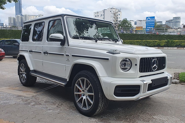 Chiếc SUV hạng sang  Mercedes-Benz G63 AMG thế hệ mới vừa có mặt tại một đại lý chính hãng ở TP HCM, chậm hơn so với các đại lý tư nhân. Là biểu tượng off-road trường tồn với thời gian của cả thế giới, Mercedes-AMG G63 thế hệ mới sở hữu một loạt các cập nhật ở thiết kế cũng như trang bị tiêu chuẩn hay tùy chọn trên xe.