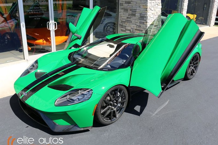 Được biết, màu sơn của chiếc  xe thể thao Ford GT 2017 siêu đắt đỏ này có tên là Atlas Green và có giá 30.000 USD (khoảng 696 triệu đồng), trên thế giới chỉ có duy nhất một chiếc GT được sơn màu xanh lá như vậy, nó được tạo ra bởi đơn đặt hàng đặc biệt.