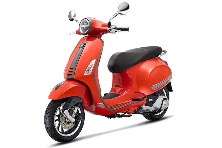 Cụ thể, mẫu xe ga Vespa Primavera S 2019 phiên bản đặc biệt hướng đến vẻ đẹp unisex thời thượng, không chỉ cuốn hút phái nữ mà cả những chàng trai theo phong cách thời trang và cá tính. Xe sở hữu 2 màu xe hoàn toàn mới: Cam hoàng hôn (Orange Tramonto) và Xám cá tính (Grey Stile).