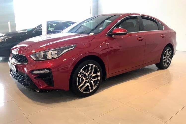 Thông tin về việc Toyota Corolla Altis và Mazda 3 thế hệ mới về Việt Nam lan truyền khắp nơi đang khiến cho phân khúc C trở nên hấp dẫn hơn bao giờ hết. Để gia tăng cạnh tranh và tạo nhiều lựa chọn hơn cho người dùng, hãng xe Hàn Quốc đã giới thiệu phiên bản nâng cấp cho cấu hình cho mẫu  xe Kia Cerato 2.0 Premium.