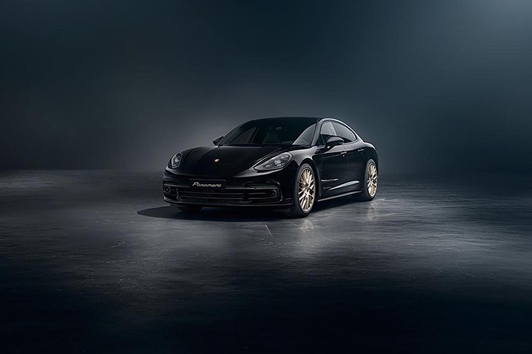 Cụ thể, mẫu  xe Porsche Panamera đặc biệt "10 Year Edition" sẽ đến tay công chúng với 3 phiên bản, bao gồm Panamera tiêu chuẩn, Panamera 4 và Panamera 4 E-Hybrid. Tất cả các phiên bản đều sẽ chỉ được nhà sản xuất trang bị duy nhất 1 màu sơn mặc định, đó là màu đen bóng huyền bí.