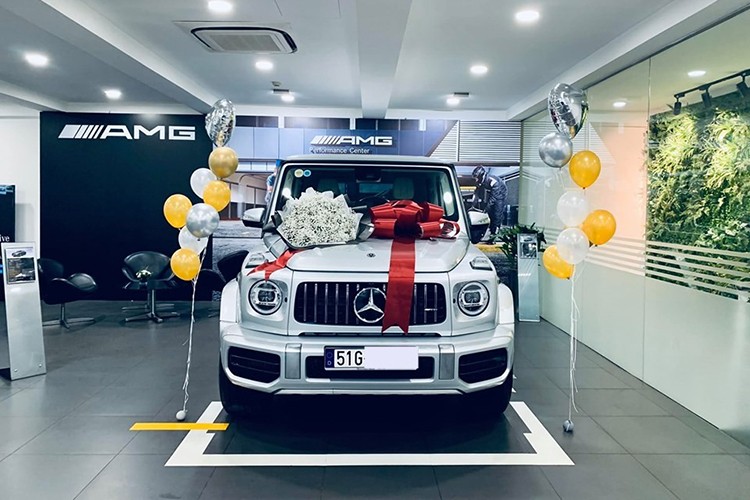 Lô hàng SUV hạng sang  Mercedes-AMG G63 2019 chính hãng đầu tiên về Việt Nam dự kiến chỉ có ba chiếc và mang các màu sơn khác nhau như trắng, đen và cuối cùng là màu bạc Iridium Metallic. Hiện tại, chiếc xe G63 2019 mang màu bạc Iridium Metallic đã bàn giao cho chủ nhân.