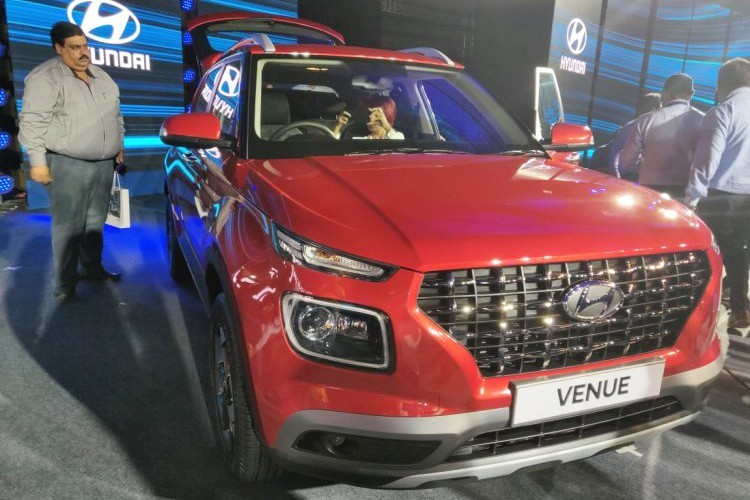  Hyundai Venue 2020 mới là mẫu SUV cỡ B lần đầu tiên trình làng tại thị trường Ấn Độ vào hồi tháng 4 năm nay. Đến cuối tháng 5/2019, mẫu SUV cỡ B "ngon, bổ, rẻ" này mới chính thức được bày bán nhưng đã nhanh chóng thành công rực rỡ so với các đối thủ cùng phân khúc..