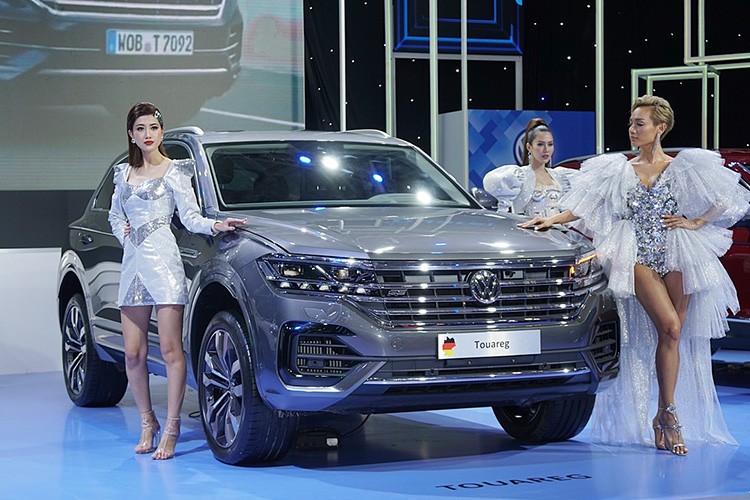 Tại triển lãm ôtô Việt Nam - Vietnam Motor Show 2019 đang diễn ra tại TP HCM, thương hiệu xe Đức đã chính thức công bố nhận đơn đặt hàng đối với mẫu  SUV Volkswagen Touareg mới. Bên cạnh đó, hãng còn cho biết sẽ phân phối mẫu xe này tới tay người tiêu dùng với 3 phiên bản, bao gồm bản Elegance, Premium và Luxury.