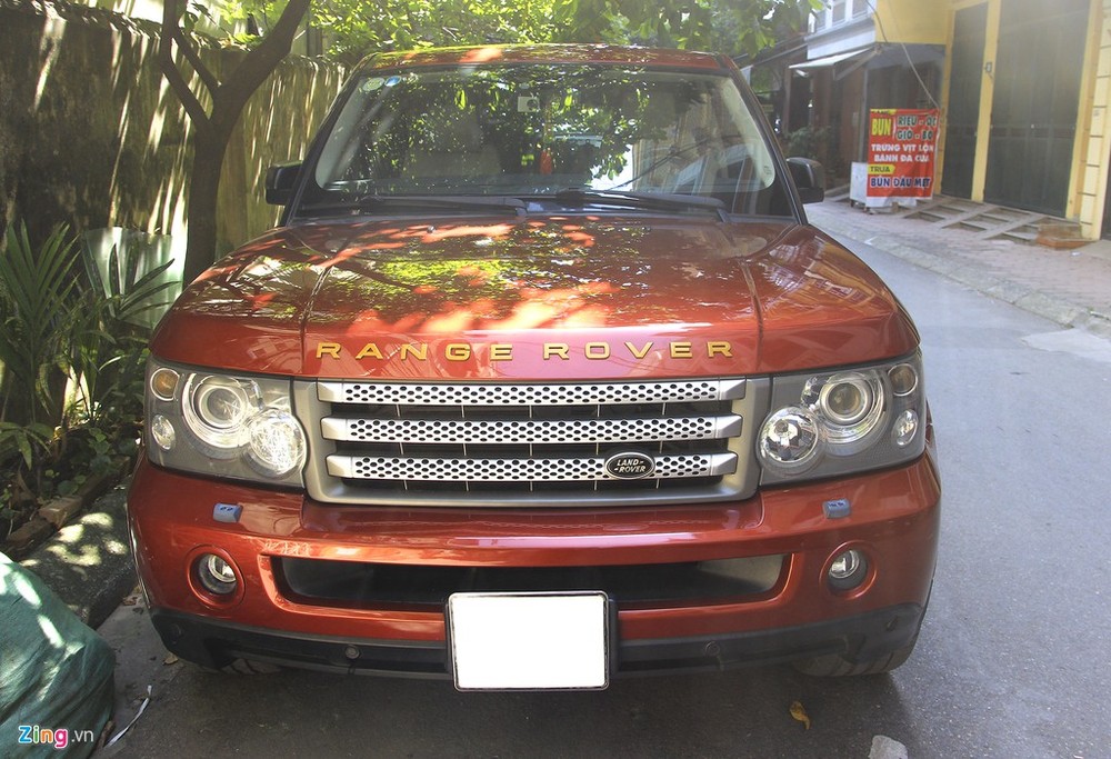  SUV hạng sang Range Rover Sport được Land Rover giới thiệu lần đầu vào năm 2005. Chiếc xe trong bài viết này là đời xe 2008. Thực tế, Range Rover Sport thuộc dòng xe Range Rover, hiện nay dòng xe này đã phát triển tới 4 mẫu khác nhau gồm Range Rover Evoque, Range Rover Velar, Range Rover Sport và mẫu xe đắt nhất Range Rover.