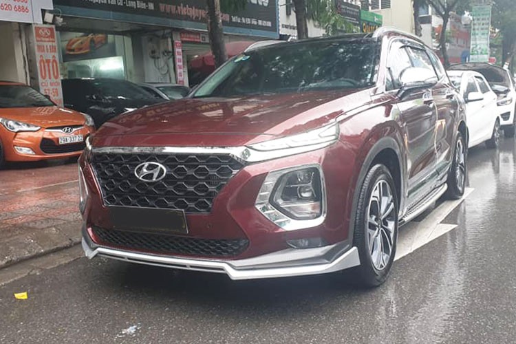 Mới đây, trên sàn xe cũ xuất hiện một chiếc xe  Hyundai SantaFe 2019 máy dầu được chủ nhân chào bán, đáng chú ý đây là một chiếc xe đã qua sử dụng và lăn bánh khoảng hơn 1 vạn km. Xe thuộc phiên bản đặc biệt, đã qua sử dụng đang được rao bán với giá khoảng 1,25 tỷ đồng, ngang ngửa giá bán xe mới hiện tại ở các đại lý.