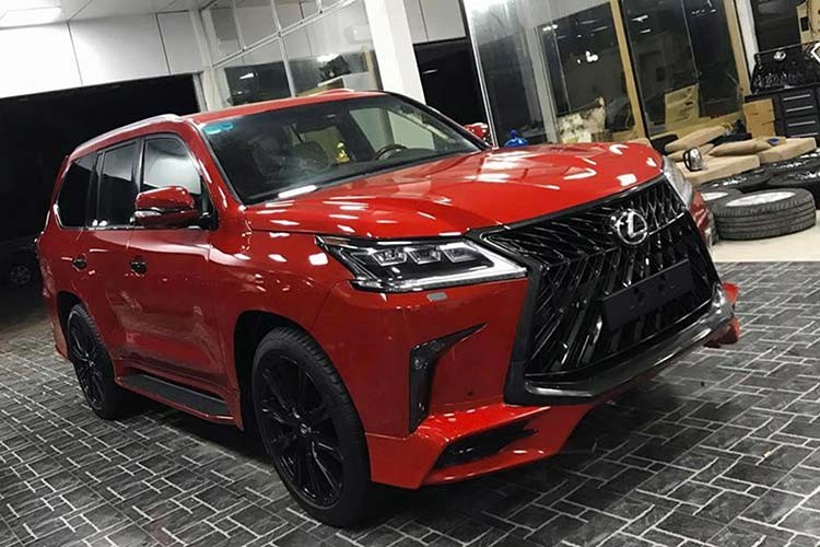 Chiếc  xe sang Lexus LX570 đời 2008 sở hữu ngoại thất được độ lại theo phong cách Super Sport đời mới 2019. Với những ai không rành về dòng Lexus LX 570, chắn chắn sẽ lầm tưởng đây là chiếc LX 570 Super Sport mới đang có giá khoảng 10 tỷ đồng tại Việt Nam.