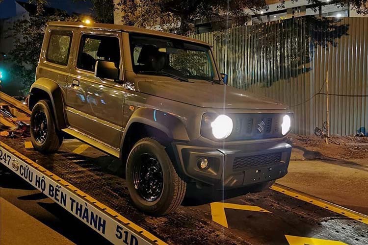 Hai chiếc  xe Suzuki Jimny mới được nhập về mang 02 màu Xám (Pearl Medium Gray) và Xanh Rêu (Solid Jungle Green) đầu tiên đã có mặt tại Việt Nam. Xe được một người chơi xe khu vực phía Nam đưa về theo diện nhập khẩu tư nhân và hiện thông tin về giá nhập khẩu cũng như mức giá sau khi ra biển số trắng vẫn đang là một ẩn số.