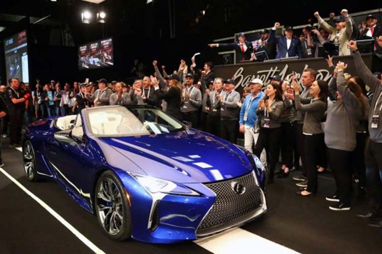 Trong tuần qua, chiếc  xe sang Lexus LC500 Convertible bản thương mại đầu tiên đã được đưa lên sàn đấu giá trong khuôn khổ sự kiện Barrett-Jackson tại Scottsdale, Arizona. Đây đồng thời là chiếc LC500 Convertible phiên bản thương mại đầu tiên được sản xuất và chính là chiếc xe duy nhất mang phối màu đầy thu hút này.