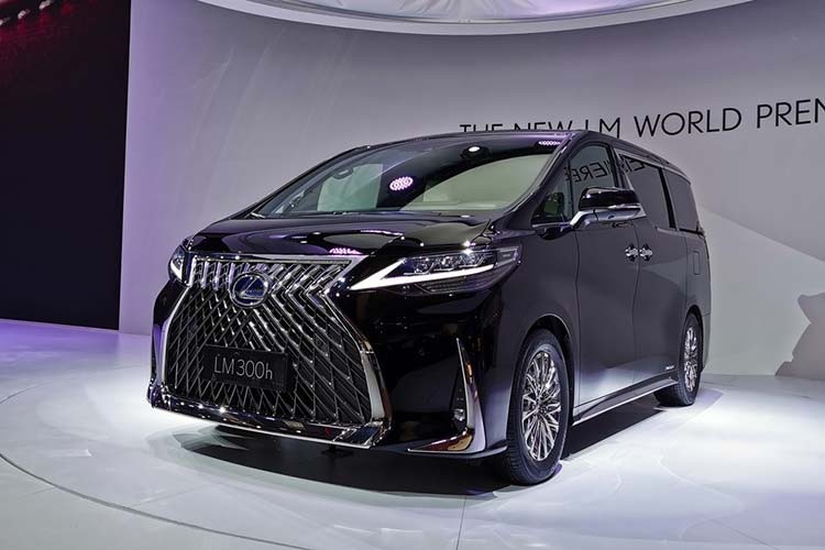 Cách đây không lâu, bảng giá năm 2020 được cho là của Lexus tại thị trường Indonesia đã bất ngờ được lan truyền trên mạng. Trong bảng này, xuất hiện cả giá bán của mẫu MPV hạng sang Lexus LM 2020. Sau Indonesia, đến lượt  giá xe Lexus LM 2020 tại Philippines được hé lộ. 