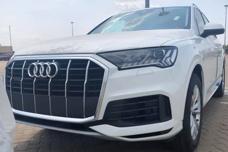 Audi Q7 là một trong những mẫu xe sang cỡ lớn hợp nhãn các khách hàng Việt Nam. Những lô xe trước đây đều nhận được sự quan tâm lớn của người dùng. Phiên bản  Audi Q7 2020 facelift mới ra mắt toàn cầu từ tháng 6/2019. Tuy nhiên, do nhiều rắc rối về khâu nhập khẩu mà mãi đến nay, lô xe Q7 2020 facelift chính hãng đầu tiên mới về đến Việt Nam.