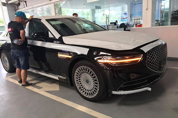  Genesis G90 2021 mới là mẫu xe hạng sang chất lượng và không hề thua kém các đối thủ từ Đức, Mỹ hay Nhật. Phiên bản nâng cấp facelift giữa đời của Genesis G90 đã ra mắt từ cuối năm 2018 ở Hàn. Mẫu xe này cũng ra mắt tại Bắc Mỹ từ tháng 1/2019 ở Montreal Auto Show. Mới đây, mẫu sedan hạng sang Genesis G90 đã chính thức cập bến Việt Nam.