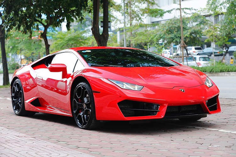 Chiếc  siêu xe Lamborghini Huracan LP580-2 vừa lên sàn xe cũ ở Hà Nội này thuộc hàng chính hãng đầu tiên tại Việt Nam, xe mang màu ngoại thất Rosso Mars nổi bật. So với "người anh em" LP610-4, ngoại hình của Huracan LP580-2 chỉ khác biệt ở một số chi tiết ngoại thất.