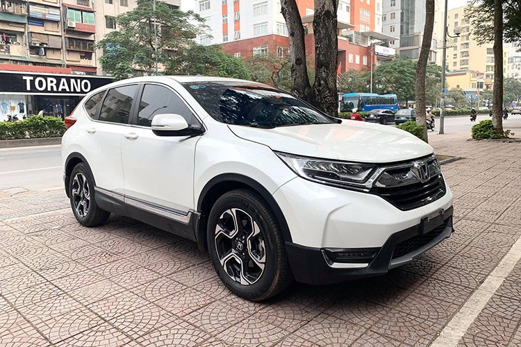 Các mẫu  Honda CR-V giảm giá tại các đại lý chính hãng là các phiên bản sản xuất năm 2019, đây là một hình thức “dọn kho” thường thấy đối với các mẫu xe nhập khẩu chưa kịp tiêu thụ hết các xe sản xuất năm trước đó nhưng năm mới đã sắp kết thúc được 1/4 chặng đường. 