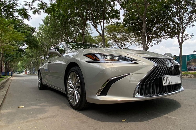 Đây là thế hệ mới nhất của dòng  xe sang Lexus ES, với thiết kế rất ấn tượng. Chiếc xe được một khách hàng ở TP HCM “đập hộp” cách đây khoảng 3 tháng, chạy được 1.300 km nhưng đã phải rao bán lại với giá bằng khi mua mới chính hãng tại Việt Nam, khoảng hơn 2,5 tỷ đồng.