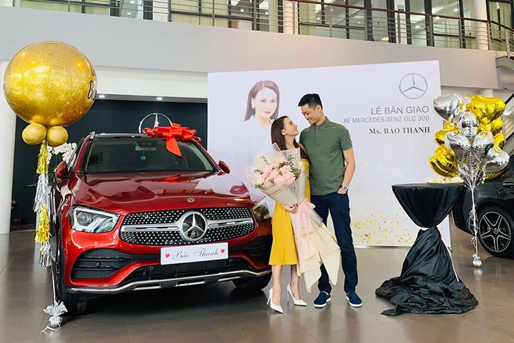 Mới đây, diễn viên Bảo Thanh cùng chồng đã có mặt tại đại lý Mercedes-Benz ở Hà Nội để làm lễ bàn giao, tiếp nhận mẫu SUV hạng sàng mới. Sự lựa chọn lần này của nữ diễn viên “Về nhà đi con” là một chiếc  Mercedes-Benz GLC 300 AMG 2020 mới với ngoại thất đỏ khá bắt mắt.