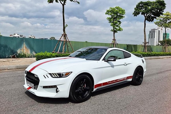 Chiếc  Ford Mustang đời 2015 này là phiên bản 2.3 Ecoboot đang được chủ nhân chào bán tại TP HCM, xe có thiết kế sắc nét và hiện đại hơn thế hệ trước. Dù vậy, Ford Mustang Ecoboost mới vẫn duy trì kiểu dáng tổng thể đặc trưng của dòng xe cơ bắp với capô dài, đầu và đuôi nhô cao.