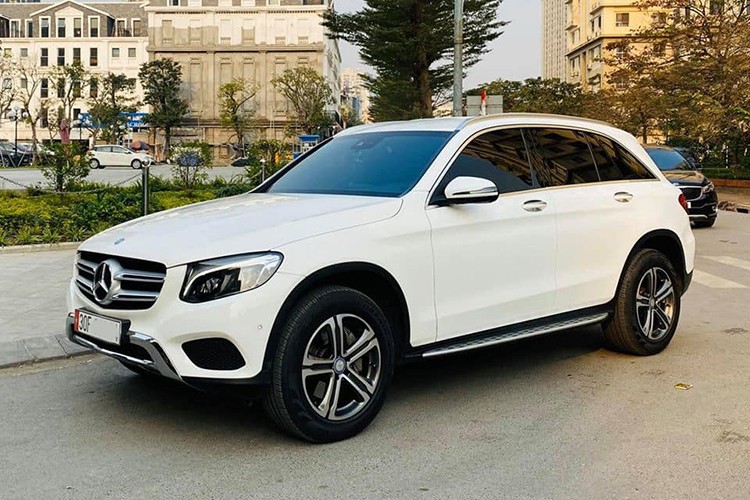 Mercedes-Benz GLC 250 là dòng SUV hạng sang ra mắt lân đầu tiên vào năm 2016. Nó được phát triển hoàn toàn mới để thay thế cho mẫu GLK trước đây, đồng thời dùng chung sàn MRA với dòng sedan C-Class. Mới đấy, trên thị trường xe cũ Hà Nội xuất hiện một chiếc  Mercedes-Benz GLC 250 đời 2017 được chủ nhân chào bán. Chiếc xe đã lăn bánh khoảng hơn 30.000 km và sở hữu ngoại thất màu trắng còn khá mới.