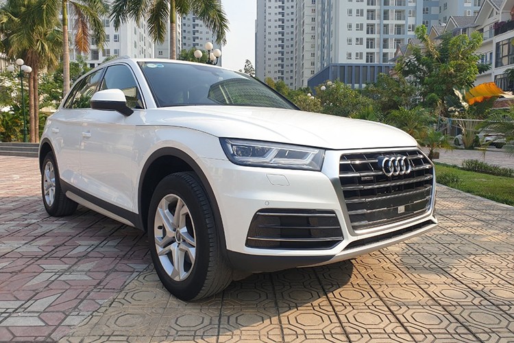 Q5 là mẫu xe bán chạy nhất của Audi Việt Nam với khoảng 300 chiếc trong năm 2016. Tại Việt Nam, Q5 được định vị cạnh tranh trực tiếp với các đối thủ BMW X3, Lexus RX200t và nhất là Mercedes GLC. Xe được nhập khẩu từ Mexico và chiếc xe  Audi Q5 đời 2017 trong bài viết này mới được chủ nhân chào bán trên sàn xe cũ Hà Nội.