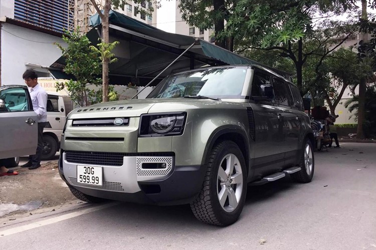 Mới đây, những hình ảnh về một chiếc  Land Rover Defender đời mới mang cặp biển số 30G-599.99 đã được đăng tải trên mạng xã hội và nhanh chóng thu hút sự quan tâm đông đảo của các tín đồ mê xe cả nước. Được biết, đây là một trong những chiếc Land Rover Defender đầu tiên ra biển tại Việt Nam, xe thuộc phiên bản First Edition.