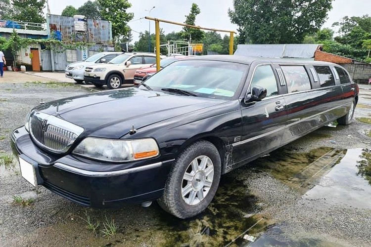 Mới đây, một tài khoản facebook đã đăng tải thông tin rao bán chiếc  xe sang Lincoln Town Car Limousine 3 khoang cực hiếm tại Việt Nam trên sàn xe cũ với mức giá 2 tỷ đồng, tức tương đương với một chiếc Mercedes-Benz E-Class đời mới. Thông tin này đã nhanh chóng thu hút sự quan tâm của cư dân mạng cả nước.