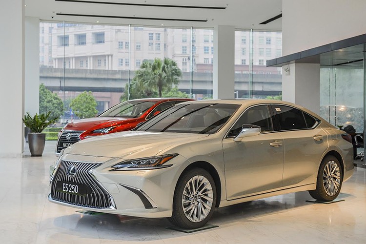 Khi nói về dòng xe sedan hạng sang tầm trung (luxury executive sedan) thì ngoài những cái tên nổi danh đến từ châu Âu luôn ganh đua về công nghệ, sự tiện nghi và thiết kế xa xỉ... Tuy nhiên, vẫn luôn có những mẫu xe mang trong mình “chất” rất riêng và khác biệt - đó chính là mẫu  xe sang Lexus ES của thương hiệu đình đám Nhật Bản.