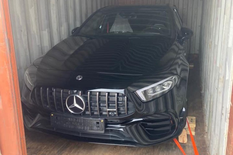 Dòng xe sedan cỡ nhỏ Mercedes-AMG A-Class tại Việt Nam chỉ mới được bán chính hãng phiên bản A35 4Matic, trong khi đó với phiên bản  Mercedes-AMG A45 S 2020 mới các khách hàng phải chờ đợi khá lâu để có xe giao. Chính vì điều này mà một người chuyên nhập khẩu siêu xe và xe sang ở Đà Nẵng đã mạnh dạn nhập "trùm cuối" của dòng xe Mercedes-AMG A45 S 2020 mới về nước. 