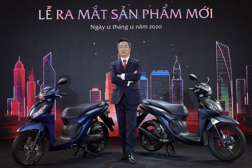 Honda Việt Nam vừa chính thức giới thiệu mẫu  Honda Vision 2021 mới với thiết kế tinh chỉnh, cùng một số trang bị và tiện ích được nâng cấp thân thiện với người dùng. Được gọi với cái tên Vision thế hệ mới, xe ra mắt tại Việt Nam sẽ có 4 phiên bản cùng các trang bị khác nhau.