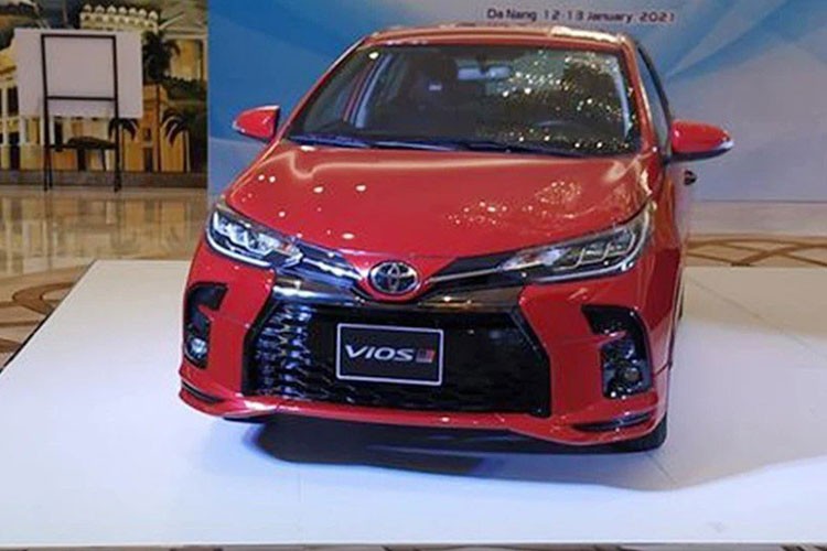  Toyota Vios GR Sport 2021 mới là phiên bản thể thao của mẫu Vios nâng cấp ra mắt vào năm ngoái. Mẫu sedan hạng B Toyota Vios GR Sport cũng vừa cập bến thị trường Malaysia vào tháng 12/2020. Hiện tại, phiên bản này cũng đã xuất hiện tại Việt Nam. Trong khi đó, cũng có nhiều thông tin hé lộ Toyota Vios bản tiêu chuẩn cũng sẽ về Việt Nam trong năm nay.