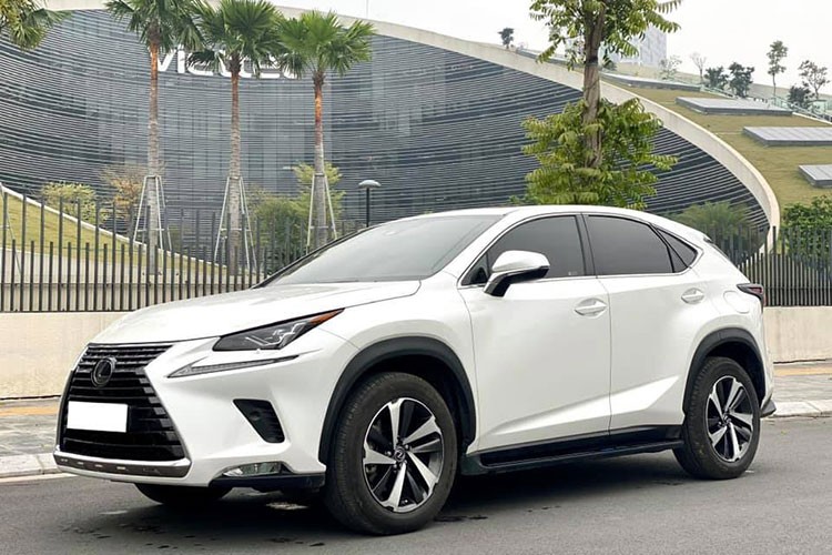 Xe sang  Lexus NX thế hệ mới là dòng SUV/CUV cỡ nhỏ ra mắt lần đầu vào năm 2014, ban đầu chiếc xe này được sử dụng chung nền tảng với Toyota RAV4 với 2 phiên bản NX 200T và NX 300h. Là CUV cỡ nhỏ mới xuất hiện nên Lexus NX 300 gặp khó khăn khi đối đầu cùng các đối thủ lâu đời đến từ Đức có thể kể đến như Mercedes GLC-Class, BMW X3 hay Audi Q5.