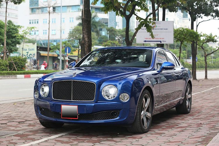  Bentley Mulsanne Speed hạng sang luôn được khá nhiều đại gia tại Việt Nam yêu thích và đưa về sử dụng. Chiếc xe trong bài thuộc đời 2016 và thuộc sở hữu của một đại lý xe thư nhân ở Hà Nội. Đây là bản cao cấp nhất của dòng xe siêu sang Bentley Mulsanne Speed, đặc biệt dù đã có tuổi đời 5 năm nhưng chiếc xe này chỉ mới lăn bánh khoảng 4000km.