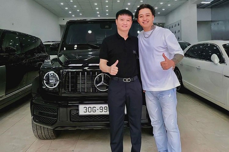 Mới đây nhất, nam ca sĩ Tuấn Hưng đã đăng tải hình ảnh 1 chiếc SUV hạng sang  Mercedes-AMG G63 thế hệ mới màu đen bóng. Được biết, chiếc xe Mercedes-AMG G63 này vào garage của ca sĩ Tìm Lại Bầu Trời từ ngày 30/4/2021 nhưng chỉ được Tuấn Hưng chia sẻ ảnh công khai vào tối ngày 4/5/2021 vừa qua.