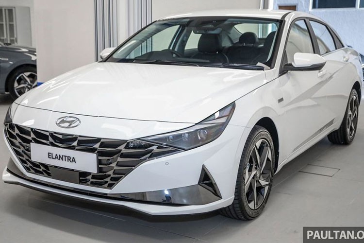 Sau nhiều lần nâng cấp, cuối cùng  Hyundai Elantra thế hệ thứ 7 cũng được ra mắt khách hàng. Giữ đúng truyền thống của thương hiệu ôtô Hàn Quốc, Hyundai Elantra 2021 sở hữu sự "lột xác" toàn diện từ trong ra ngoài với xu hướng coupe hóa như nhiều mẫu xe đối thủ hiện nay.