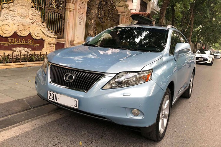 Ra mắt vào thời điểm năm 2010, xe sang  Lexus RX350 tại Việt Nam có giá khoảng 3 tỷ đồng. Tuy nhiên sau khoảng hơn 10 năm sử dụng, những chiếc RX350 đời này vẫn được rao bán lại với giá tới 1,2 tỷ đồng. Nhiều xe đi ít thậm chí vẫn còn có giá ở mức 1,5 đến gần 2 tỷ đồng.