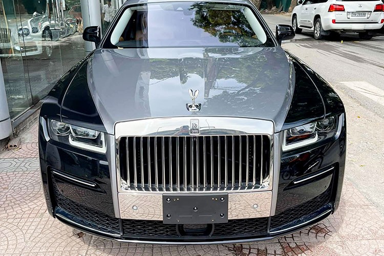 Mặc dù đã có đơn vị phân phối chính hãng tại Việt Nam thế nhưng chiếc xe siêu sang  Rolls-Royce Ghost 2021 thế hệ mới đầu tiên về Việt Nam lại bởi một doanh nghiệp nhập khẩu tư nhân tại Hà Nội. Xe thuộc phiên bản EWB trục cơ sở dài, ngoại thất sơn 2 màu, cấu hình 4 chỗ ngồi.