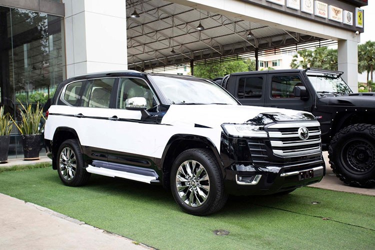 Dù nhiều nước đang khan hàng Toyota Land Cruiser 2022 mới, nhưng một công ty nhập khẩu tư nhân chuyên mang siêu xe cùng các dòng xe đắt tiền về Campuchia cũng đã nhanh chóng mang về nước 1 cặp xe  Toyota Land Cruiser VXR 2022 cao cấp, con số này sẽ không dừng lại khi 1 vài công ty khác cho biết sẽ mở công các lô hàng xe trong tuần sau.