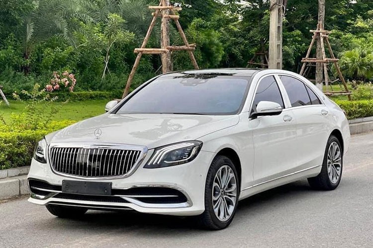 Chiếc xe sang  Mercedes-Benz S450 đời 2018 đã qua sử dụng này được rao tại sàn xe cũ Hà Nội gây chú ý, khi có diện mạo được chau chuốt lại theo phong cách xe siêu sang Mercedes-Maybach với một số chi tiết độ. Xe được chủ nhân đăng ký vào năm 2018 và đã lăn bánh khoảng hơn 20.000km.