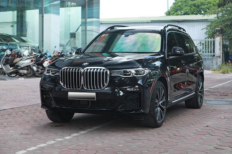 Chiếc  BMW X7 xDrive40i 2020 mới xuất hiện tại thị trường Việt Nam vào năm 2019 sở hữu gói trang bị M Sport, xe được nhập khẩu từ Mỹ sở hữu màu sơn xanh đen ở ngoại thất kết hợp với nội thật bọc màu da bò sang trọng. Chiếc xe SUV hạng sang này được chủ nhân chào bán trên sàn xe cũ dù mới chỉ lăn bánh được khoảng 11.000 miles.