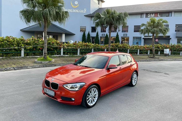 Chiếc hatchback hạng sang cỡ nhỏ  BMW 116i đời 2013 này thuộc dòng 1-Series được xem là lựa chọn đúng phong cách và đáng quan tâm cho những doanh nhân trẻ vừa khởi nghiệp. Chiếc xe trong bài viết này được chủ nhân tại Hà Nội đăng ký vào năm 2014 chạy khoảng 6 năm và đang chào bán trên sàn xe cũ với ngoại hình còn khá nguyên bản.