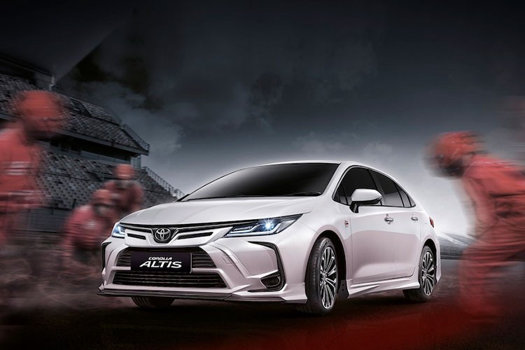 Để tăng sức cạnh tranh của  Toyota Corolla Altis 2021 mới trong phân khúc sedan hạng C tại thị trường Thái Lan, hãng Toyota đã quyết định tung ra gói phụ kiện mới mang tên Nurburgring. Gói phụ kiện này bao gồm bộ body kit mới và một số nâng cấp về mặt "hiệu suất".