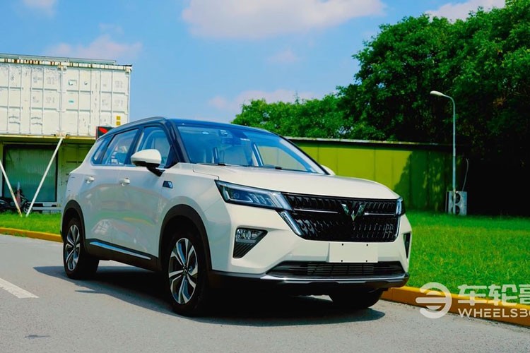  Wuling Asta 2021 mới là mẫu SUV cỡ C ra mắt lần đầu tiên tại thị trường Trung Quốc vào tháng 9 vừa qua. Điểm nhấn của mẫu xe ôtô Trung Quốc này chính là giá bán siêu rẻ, dao động từ 69.800 - 99.800 Nhân dân tệ (khoảng 245 - 351 triệu đồng). 