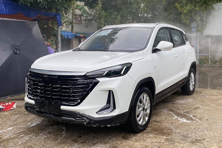 Mới đây, một số hình ảnh về chiếc xe SUV Trung Quốc -  Beijing X3 bản giá rẻ đã xuất hiện trên mạng xã hội và nhận được khá nhiều sự chú ý của giới mê xe. Đáng chú ý, chiếc xe này còn sở hữu biển số tạm, cho thấy xe đã được đăng ký, hứa hẹn sẵn sàng cho giai đoạn thử nghiệm và ra mắt chính thức tại Việt Nam.