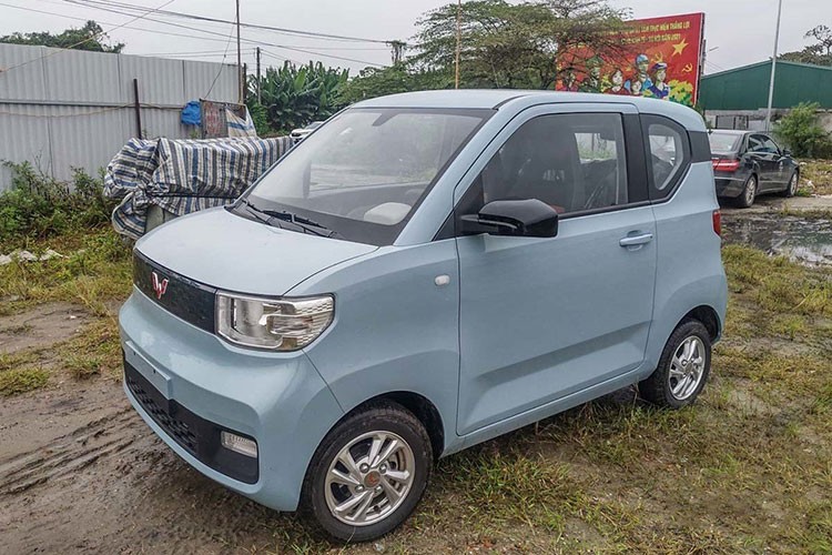  Wuling Hongguang Mini EV siêu rẻ từng khiến phân khúc xe điện tại đất nước tỷ dân tăng nhiệt ngay sau khi ra mắt. Chưa cần tới nửa năm kể từ khi ra mắt (7/2020) lượng xe tiêu thụ đã cán mốc hơn 100 ngàn chiếc. Con số này tăng lên 300 ngàn chiếc trong 6 tháng đầu năm 2021.