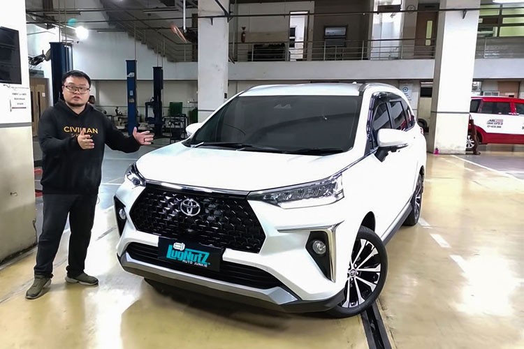  Toyota Veloz 2022 mới đã chính thức được trình làng tại thị trường Indonesia cùng với "người anh em" Avanza. Về tổng thể, Toyota Veloz và Avanza khá tương đồng về mặt thiết kế, nhưng mỗi mẫu xe sẽ hướng đến những khách hàng riêng và từ đó cũng có những điểm nhấn khác biệt.