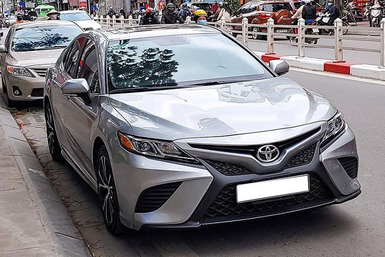 Mới đây, một chiếc  Toyota Camry SE 2021 mới bất ngờ lăn bánh trên phố Việt. Chiếc xe này mang cấu hình của đời đầu thuộc thế hệ thứ 8. Thị trường Mỹ vừa đón nhận bản nâng cấp với sự thay đổi nhẹ. Cụm lưới tản nhiệt có nhiều chi tiết đan xen, mang đến sự mạnh mẽ. Hốc hút gió giả hai bên đã được tách biệt.