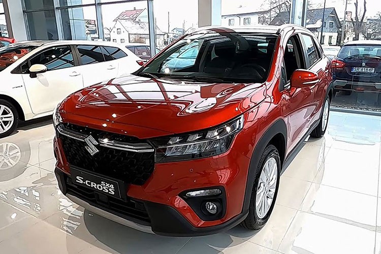  Suzuki S-Cross 2022 mới vừa chính thức được trình làng thị trường quốc tế. Với sự cải tiến toàn diện, Suzuki S-Cross được cho là chiếc xe thay thế "đàn anh" Vitara đã bị khai tử trước đó. Mặc dù đã được thiết kế mới hoàn toàn, nhưng S-Cross lại sử dụng nền tảng khung gầm cũ.