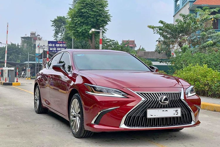 Những chiếc xe  Lexus ES250 hạng sang từng được ra mắt chính hãng tại Việt Nam từ tháng 1/2019, giá 2,5 tỷ đồng. Tại Việt Nam, Lexus ES250 2019 cạnh tranh với Mercedes E-class, BMW series 5, Audi A6. Đối thủ chính E-Class giá từ 2,1 đến hơn 2,7 tỷ đồng, gồm các phiên bản E 200, E 250 và E 300 AMG.